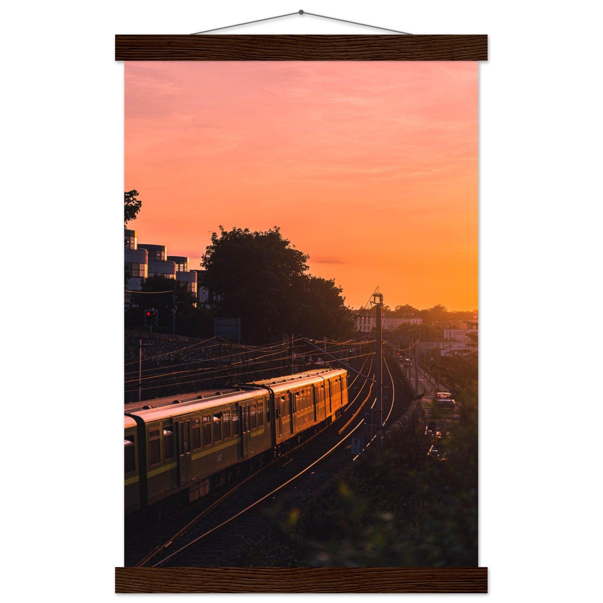 Dubliner Sonnenuntergang Poster - Printree.ch Abendsonne, Bahnhof, Dublin, Eisenbahn, Foto, Fotografie, Irland, Reise, Reisen, Sonnenuntergang, Stadtlandschaft, unsplash, Verkehrsmittel, Zug, öffentlicher Verkehr