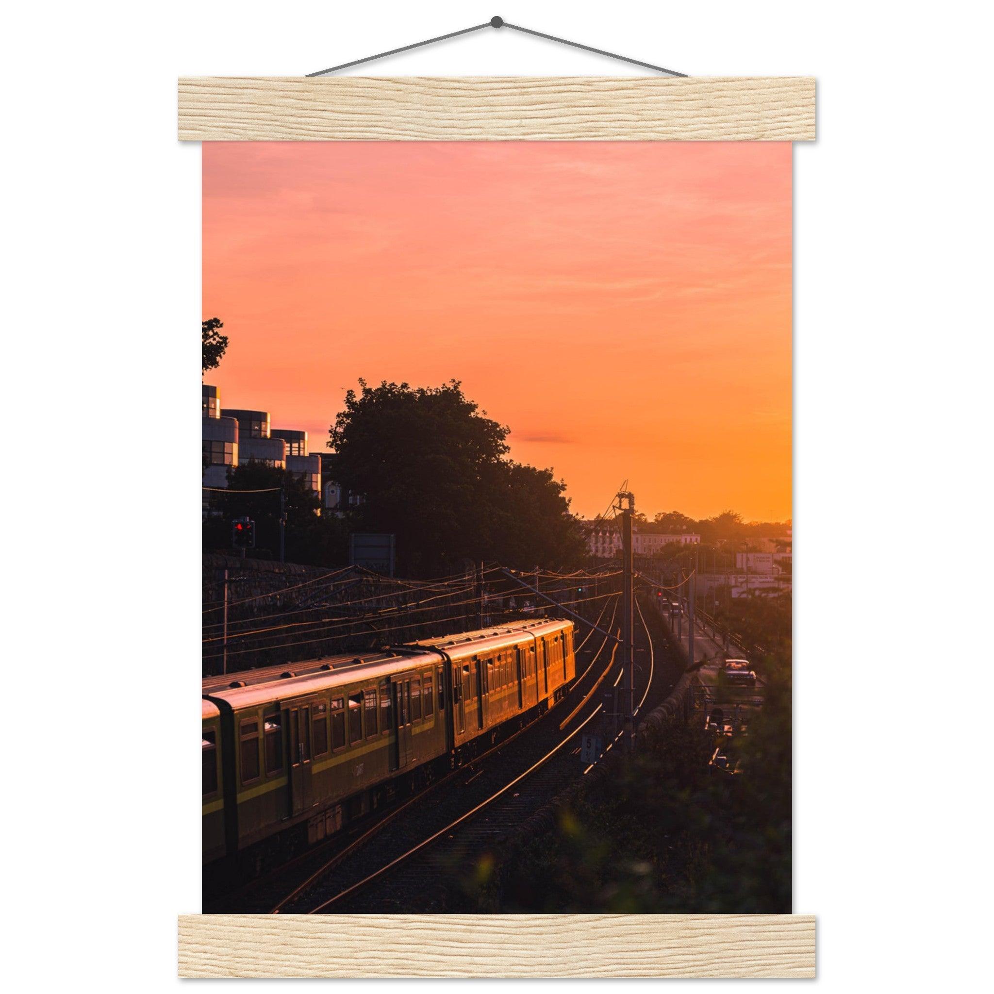 Dubliner Sonnenuntergang Poster - Printree.ch Abendsonne, Bahnhof, Dublin, Eisenbahn, Foto, Fotografie, Irland, Reise, Reisen, Sonnenuntergang, Stadtlandschaft, unsplash, Verkehrsmittel, Zug, öffentlicher Verkehr