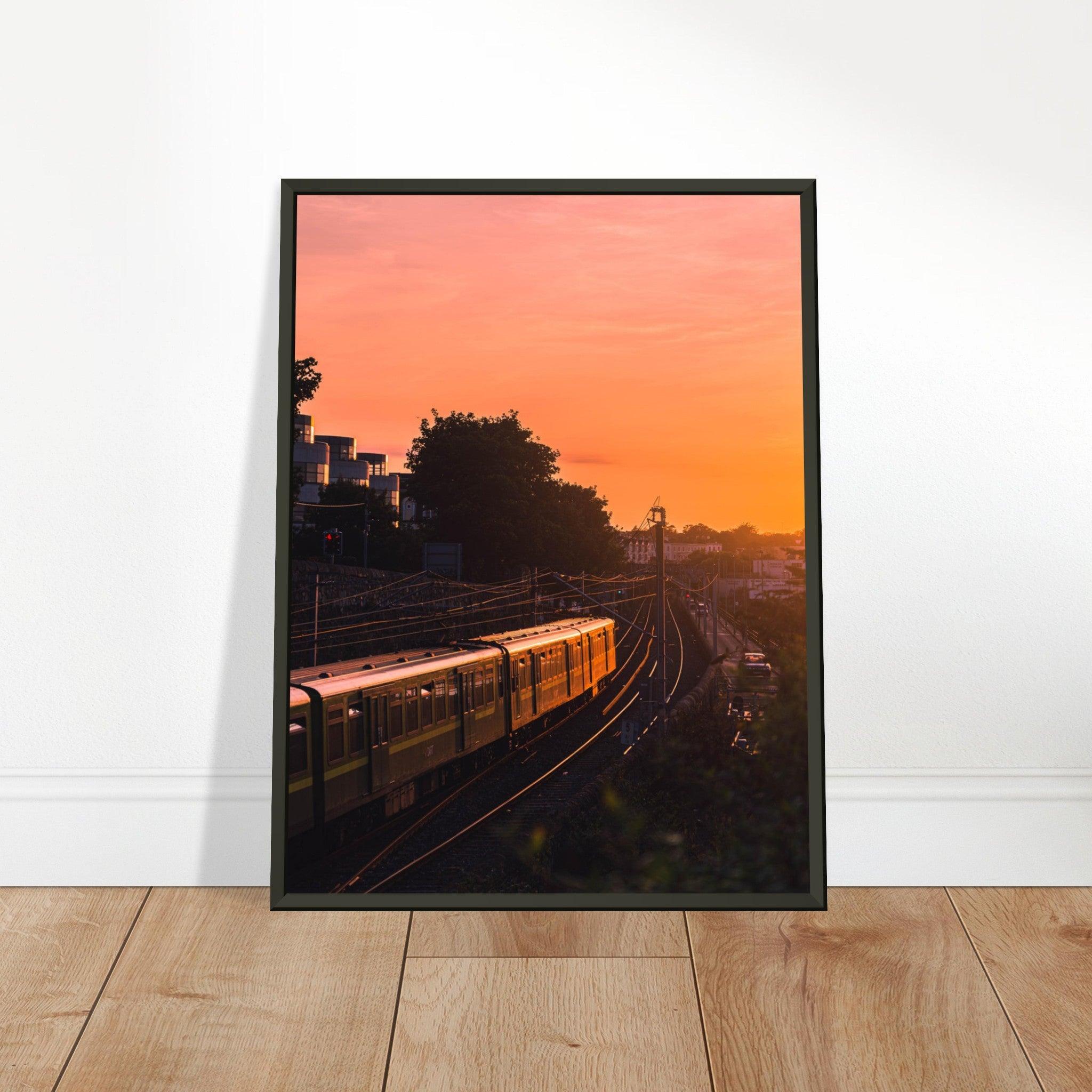 Dubliner Sonnenuntergang Poster - Printree.ch Abendsonne, Bahnhof, Dublin, Eisenbahn, Foto, Fotografie, Irland, Reise, Reisen, Sonnenuntergang, Stadtlandschaft, unsplash, Verkehrsmittel, Zug, öffentlicher Verkehr