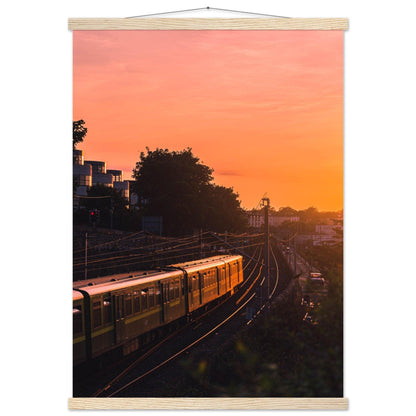 Dubliner Sonnenuntergang Poster - Printree.ch Abendsonne, Bahnhof, Dublin, Eisenbahn, Foto, Fotografie, Irland, Reise, Reisen, Sonnenuntergang, Stadtlandschaft, unsplash, Verkehrsmittel, Zug, öffentlicher Verkehr