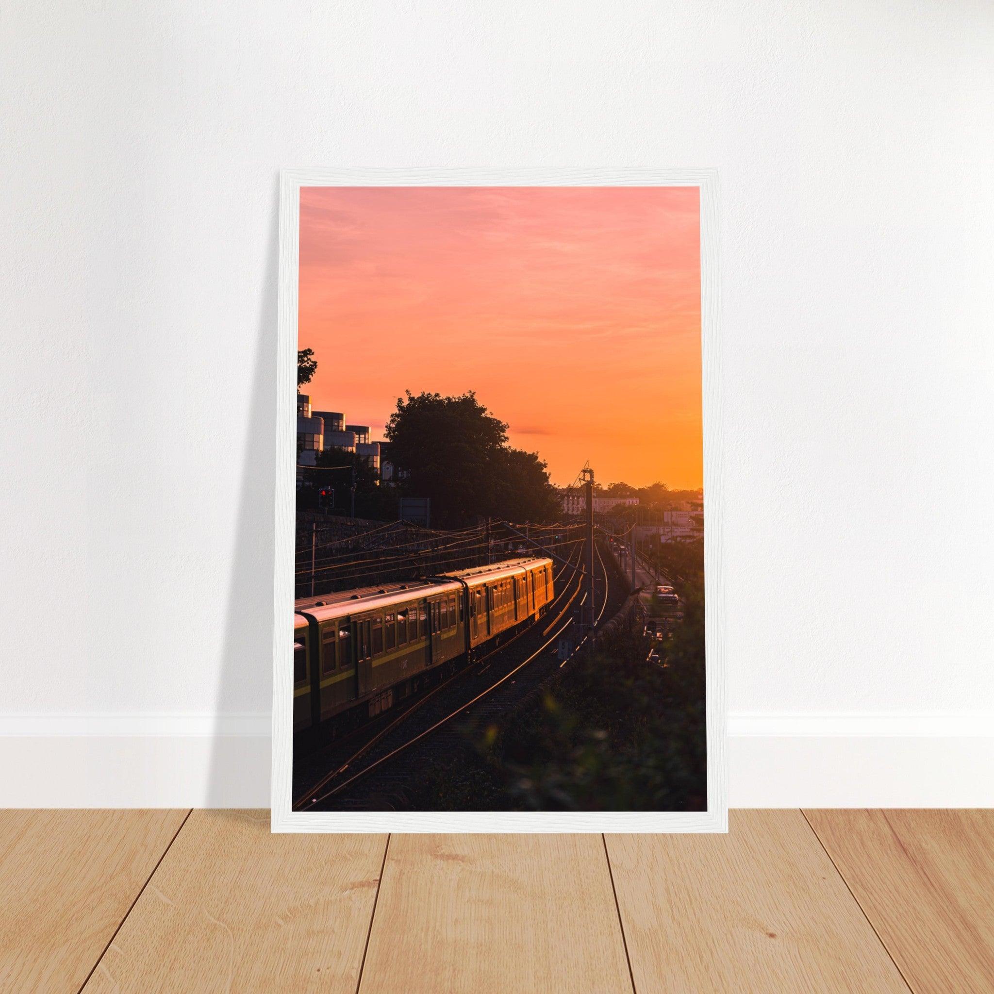 Dubliner Sonnenuntergang Poster - Printree.ch Abendsonne, Bahnhof, Dublin, Eisenbahn, Foto, Fotografie, Irland, Reise, Reisen, Sonnenuntergang, Stadtlandschaft, unsplash, Verkehrsmittel, Zug, öffentlicher Verkehr