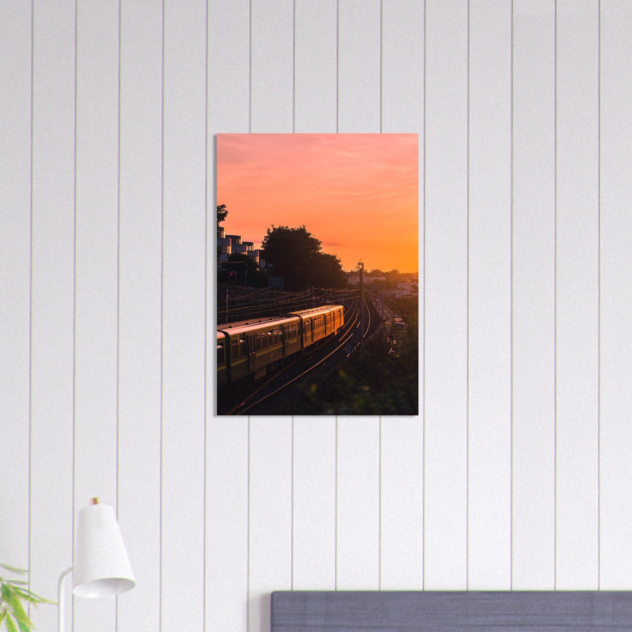 Dubliner Sonnenuntergang Poster - Printree.ch Abendsonne, Bahnhof, Dublin, Eisenbahn, Foto, Fotografie, Irland, Reise, Reisen, Sonnenuntergang, Stadtlandschaft, unsplash, Verkehrsmittel, Zug, öffentlicher Verkehr