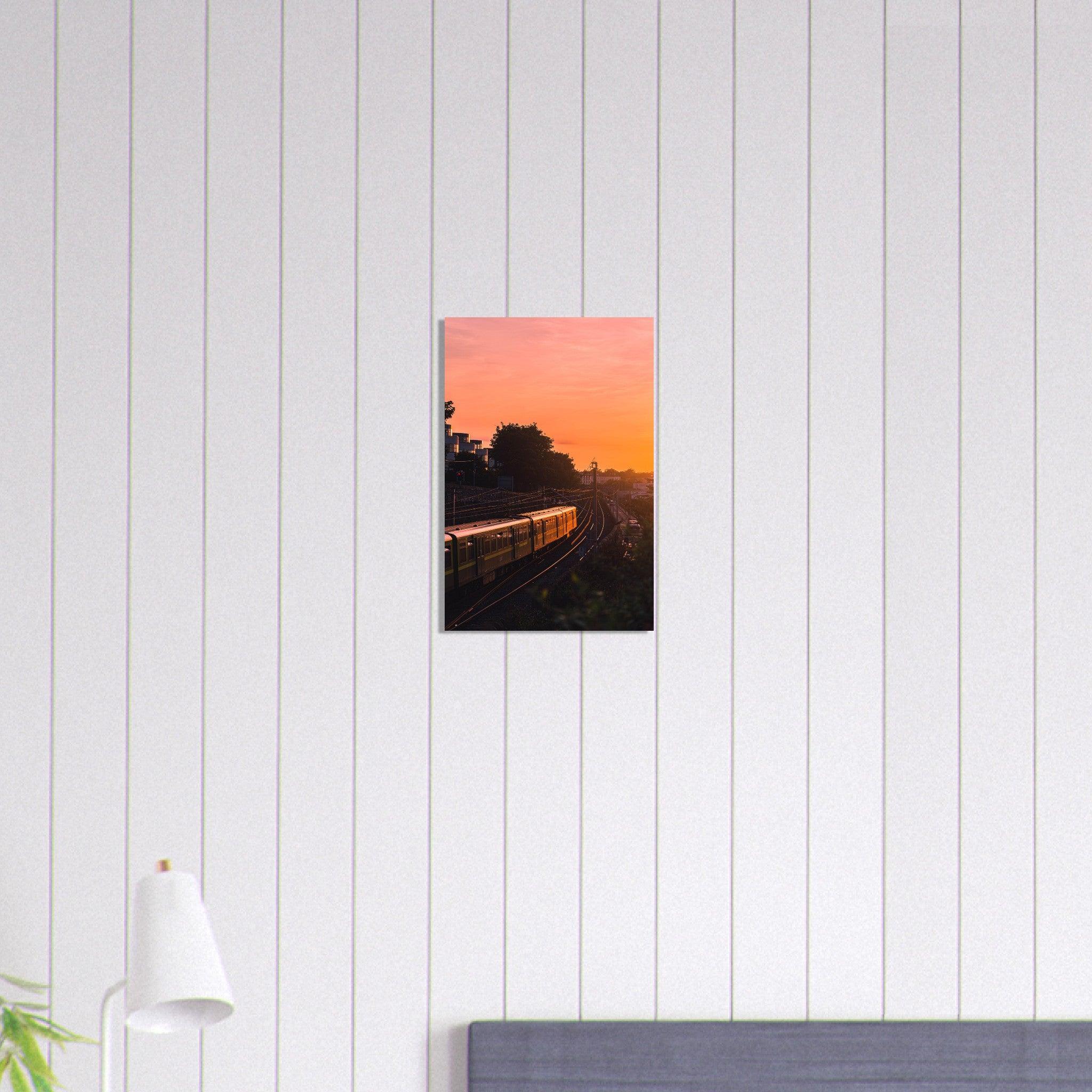 Dubliner Sonnenuntergang Poster - Printree.ch Abendsonne, Bahnhof, Dublin, Eisenbahn, Foto, Fotografie, Irland, Reise, Reisen, Sonnenuntergang, Stadtlandschaft, unsplash, Verkehrsmittel, Zug, öffentlicher Verkehr