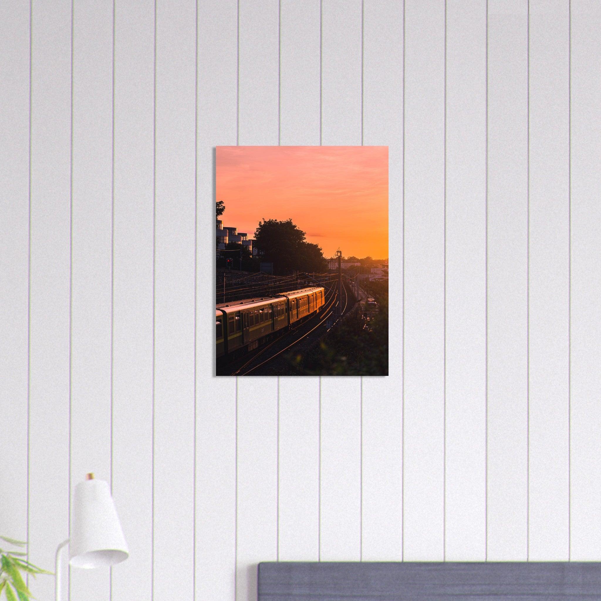 Dubliner Sonnenuntergang Poster - Printree.ch Abendsonne, Bahnhof, Dublin, Eisenbahn, Foto, Fotografie, Irland, Reise, Reisen, Sonnenuntergang, Stadtlandschaft, unsplash, Verkehrsmittel, Zug, öffentlicher Verkehr