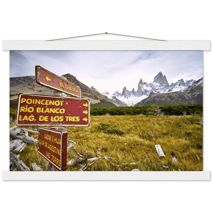 Fitz Roy mit Wegweiser - Printree.ch bach, Berg, berge, einfachschweizer, exklusiv, Foto, Fotografie, landschaft, Natur, Poster, reise, Reisen, Südamerika, tourismus, wanderung