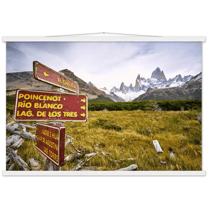 Fitz Roy mit Wegweiser - Printree.ch bach, Berg, berge, einfachschweizer, exklusiv, Foto, Fotografie, landschaft, Natur, Poster, reise, Reisen, Südamerika, tourismus, wanderung