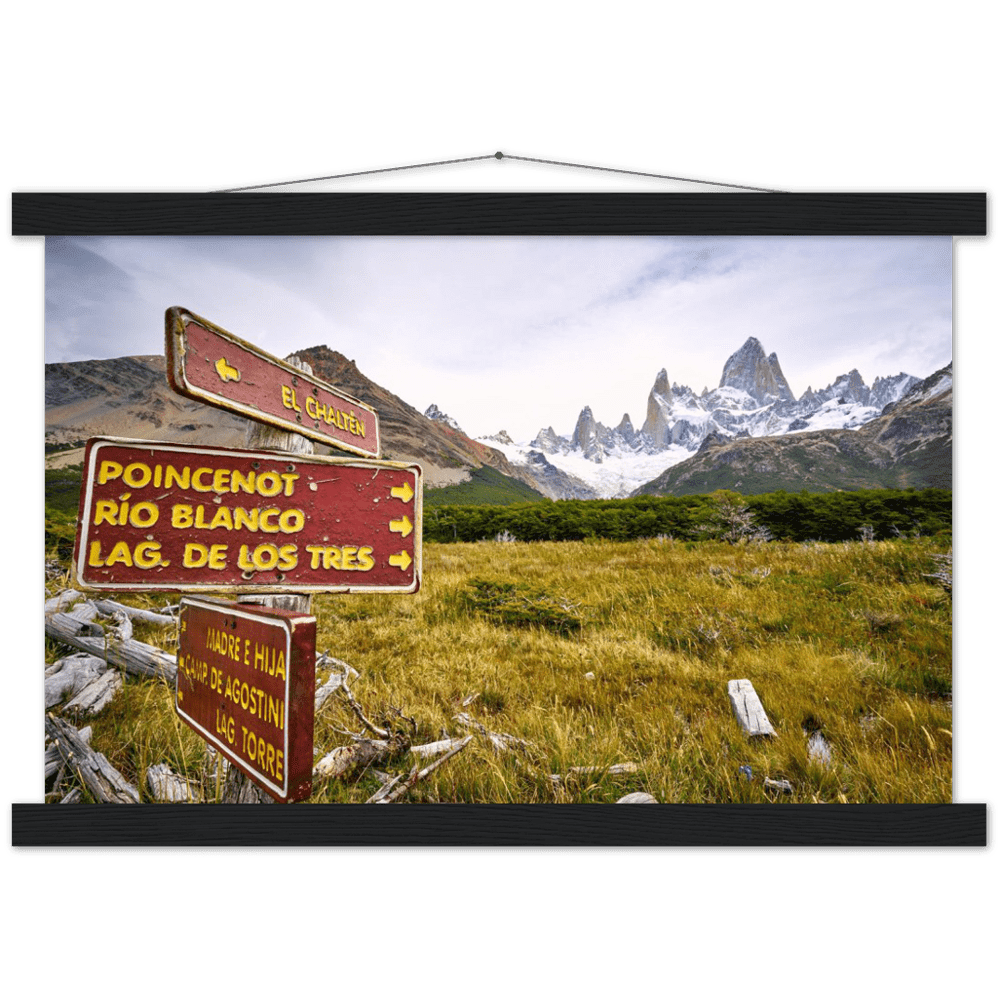 Fitz Roy mit Wegweiser - Printree.ch bach, Berg, berge, einfachschweizer, exklusiv, Foto, Fotografie, landschaft, Natur, Poster, reise, Reisen, Südamerika, tourismus, wanderung