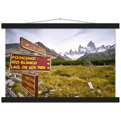 Fitz Roy mit Wegweiser - Printree.ch bach, Berg, berge, einfachschweizer, exklusiv, Foto, Fotografie, landschaft, Natur, Poster, reise, Reisen, Südamerika, tourismus, wanderung