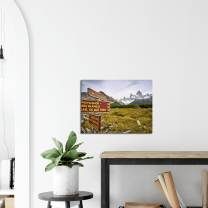 Fitz Roy mit Wegweiser - Printree.ch bach, Berg, berge, einfachschweizer, exklusiv, Foto, Fotografie, landschaft, Natur, Poster, reise, Reisen, Südamerika, tourismus, wanderung