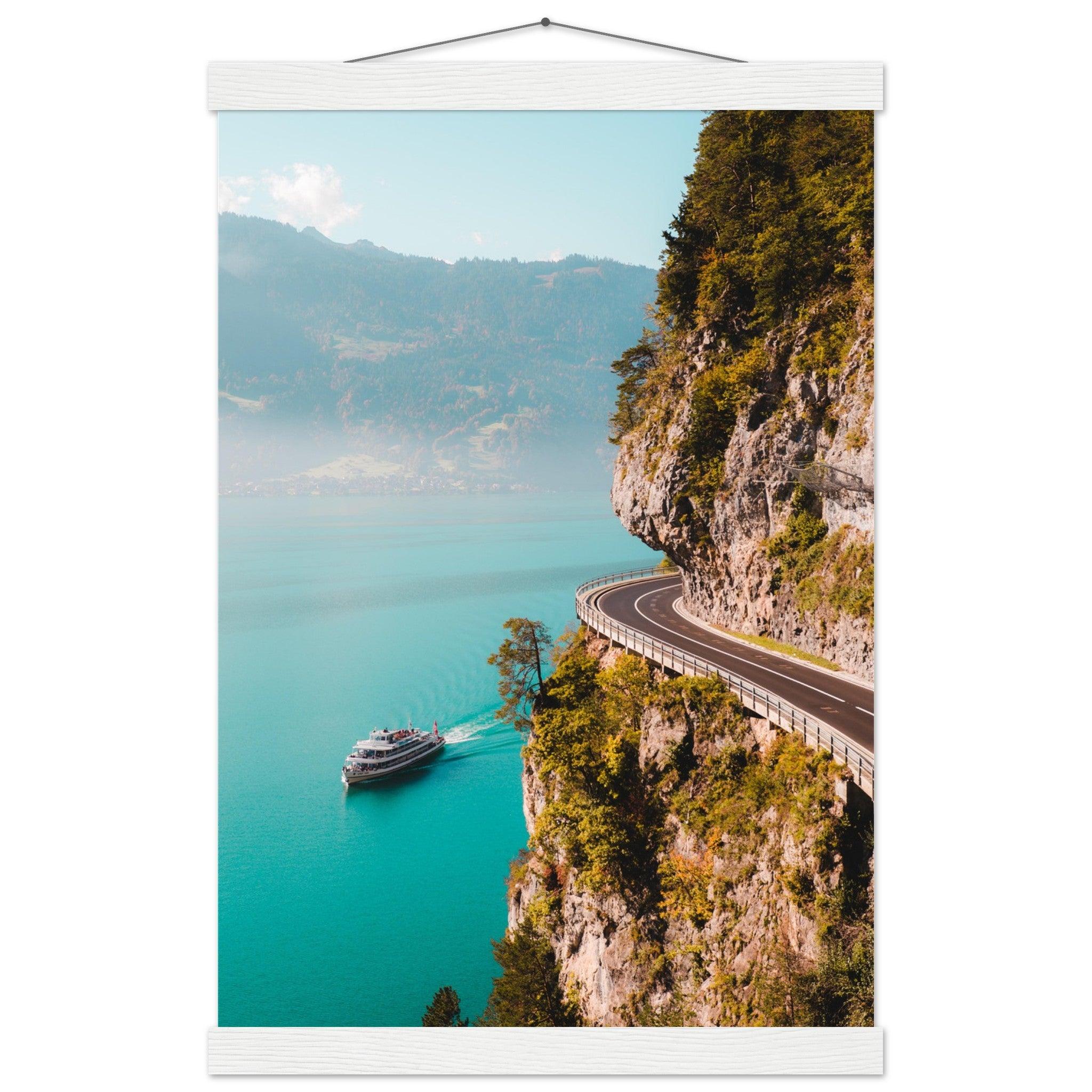 Harmonie von Straße und See am Thunersee - Printree.ch alpin, Unsplash