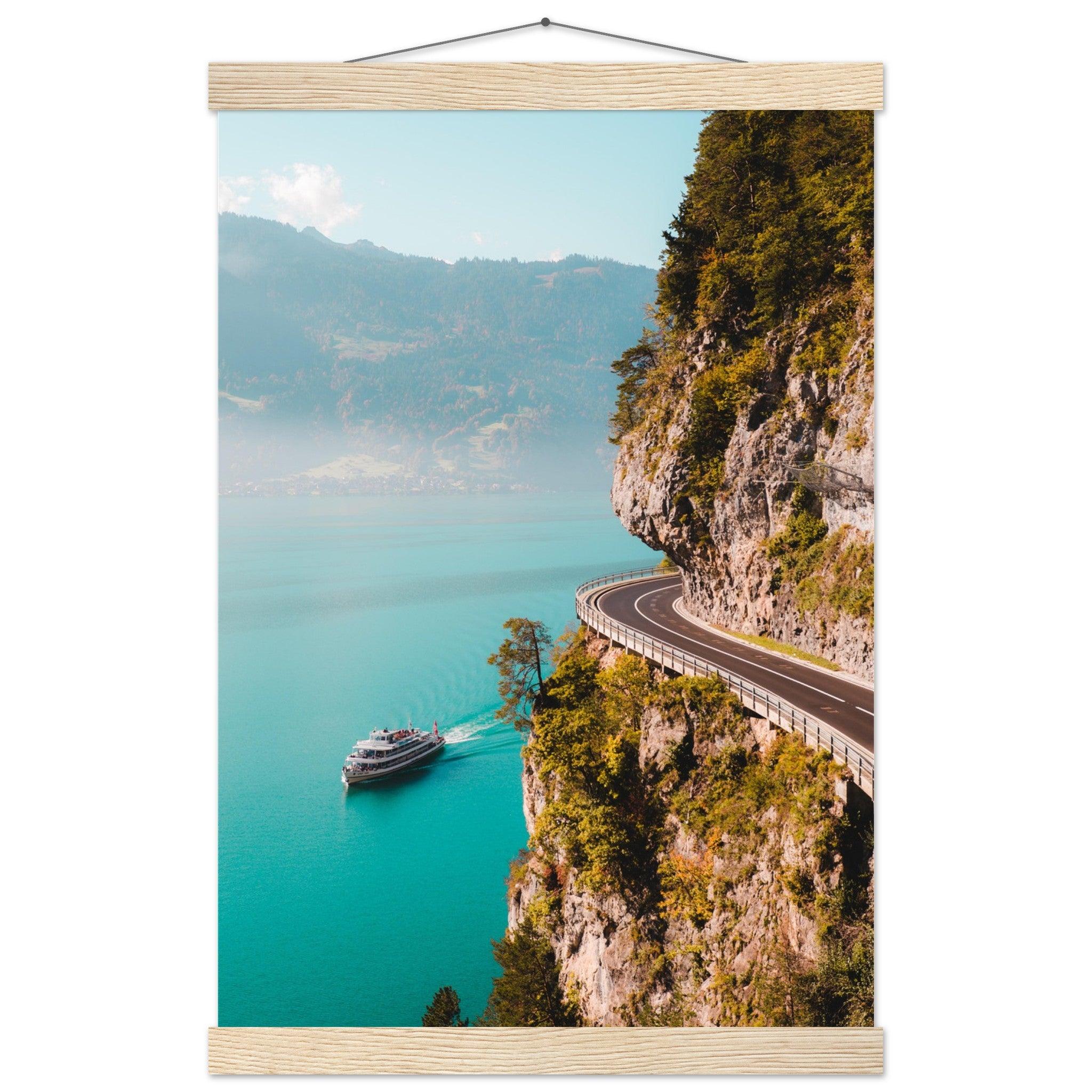 Harmonie von Straße und See am Thunersee - Printree.ch alpin, Unsplash