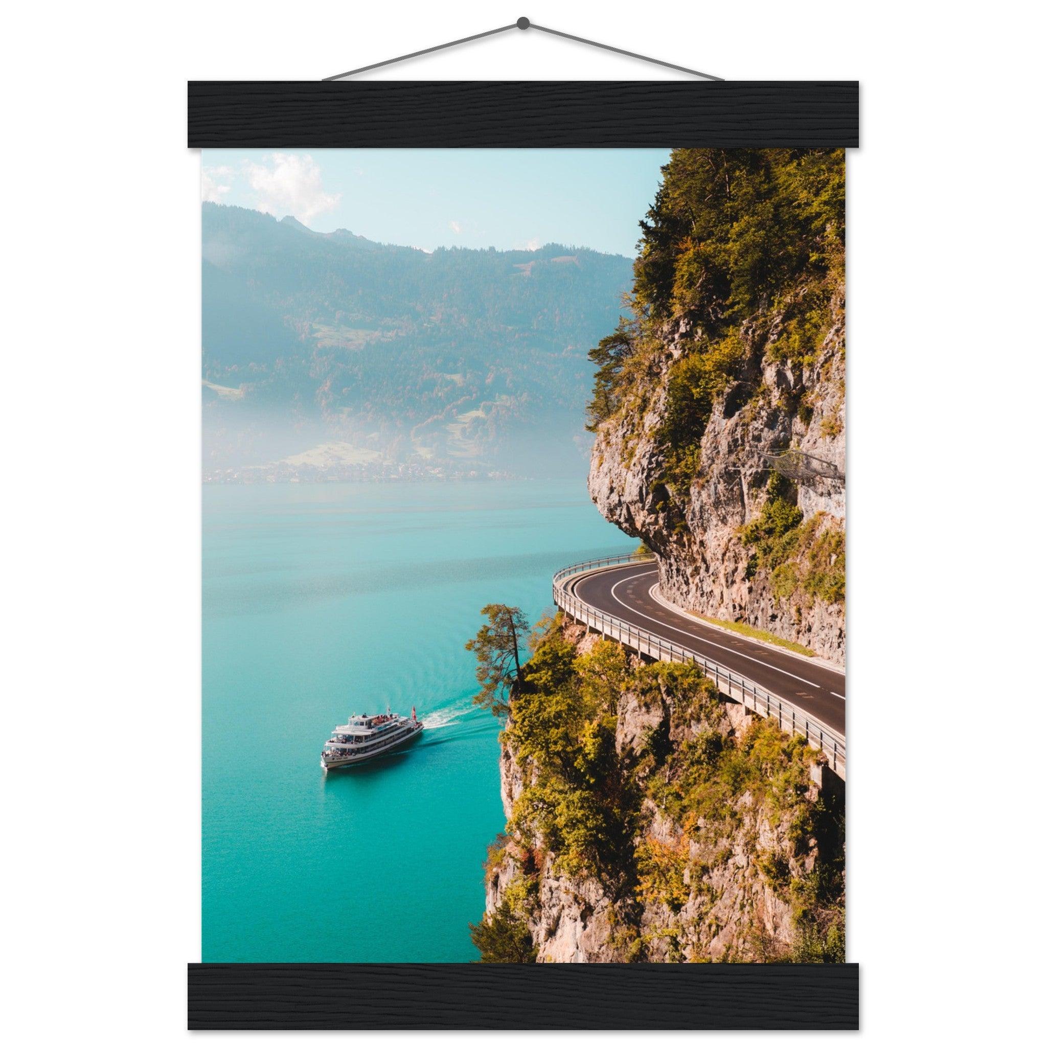 Harmonie von Straße und See am Thunersee - Printree.ch alpin, Unsplash