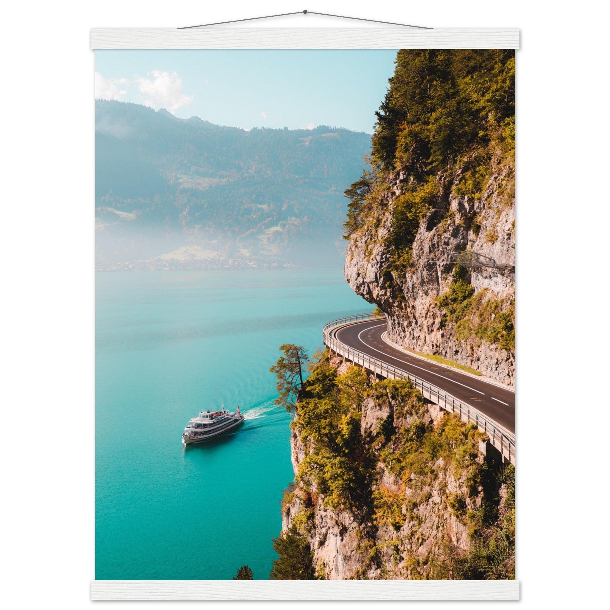 Harmonie von Straße und See am Thunersee - Printree.ch alpin, Unsplash