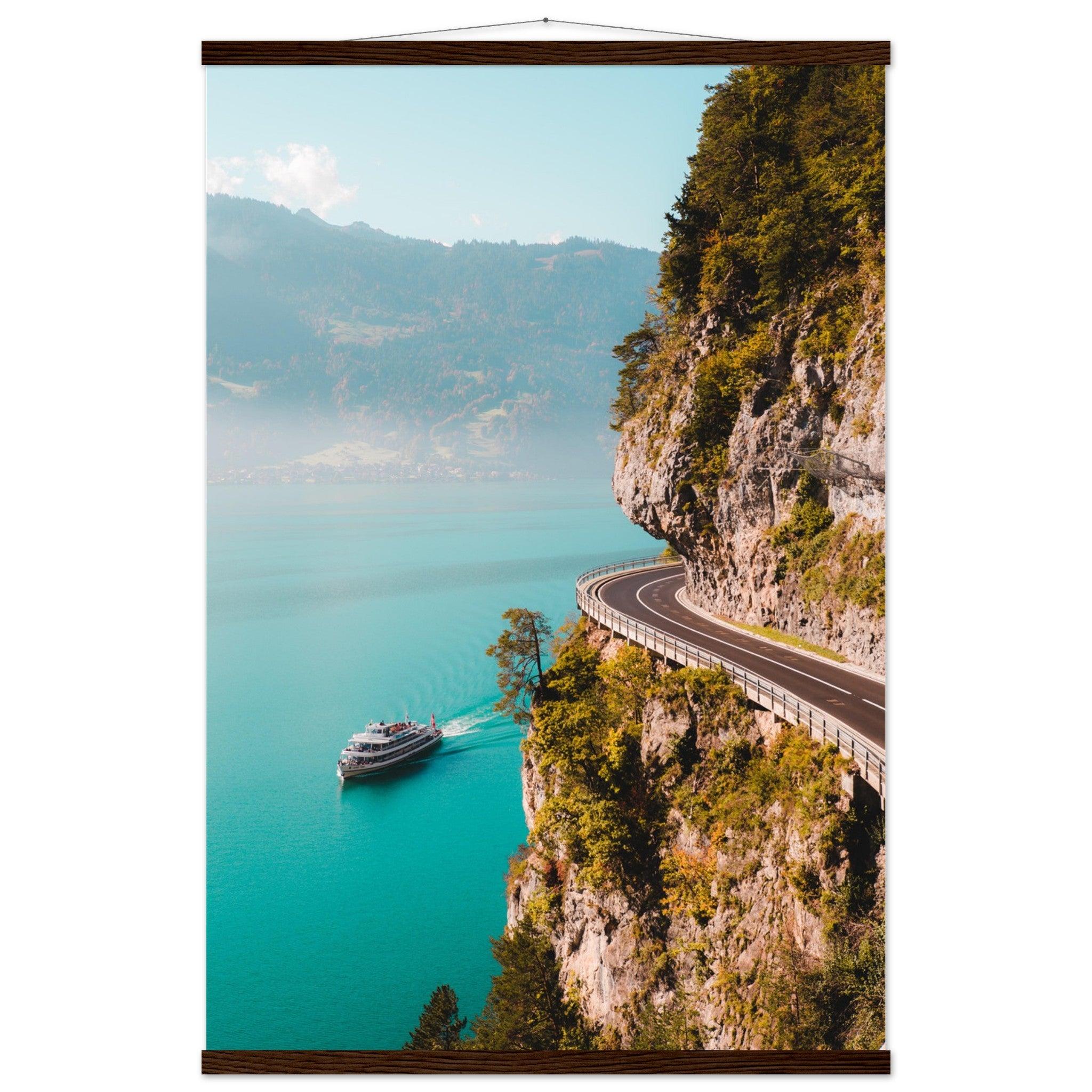 Harmonie von Straße und See am Thunersee - Printree.ch alpin, Unsplash