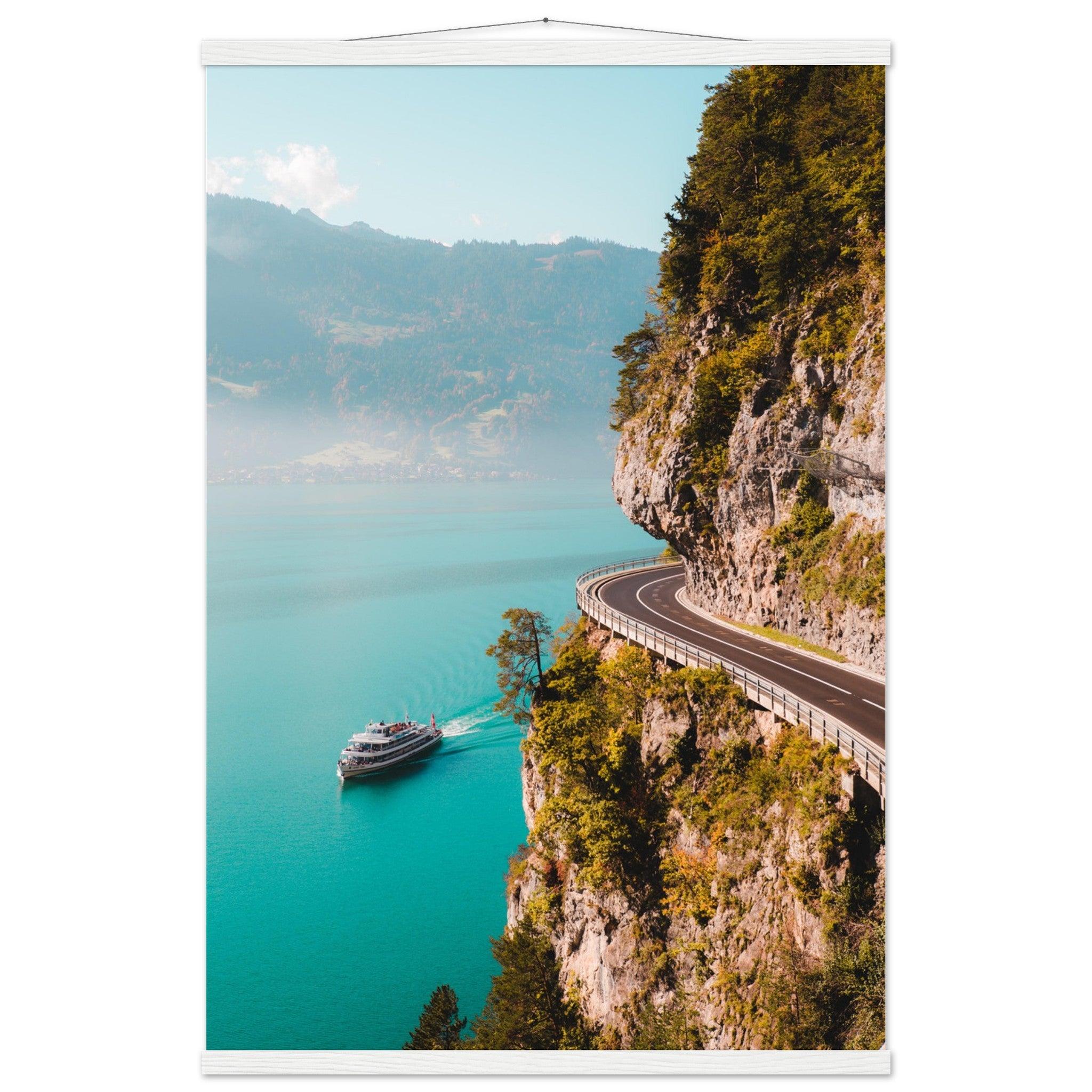 Harmonie von Straße und See am Thunersee - Printree.ch alpin, Unsplash