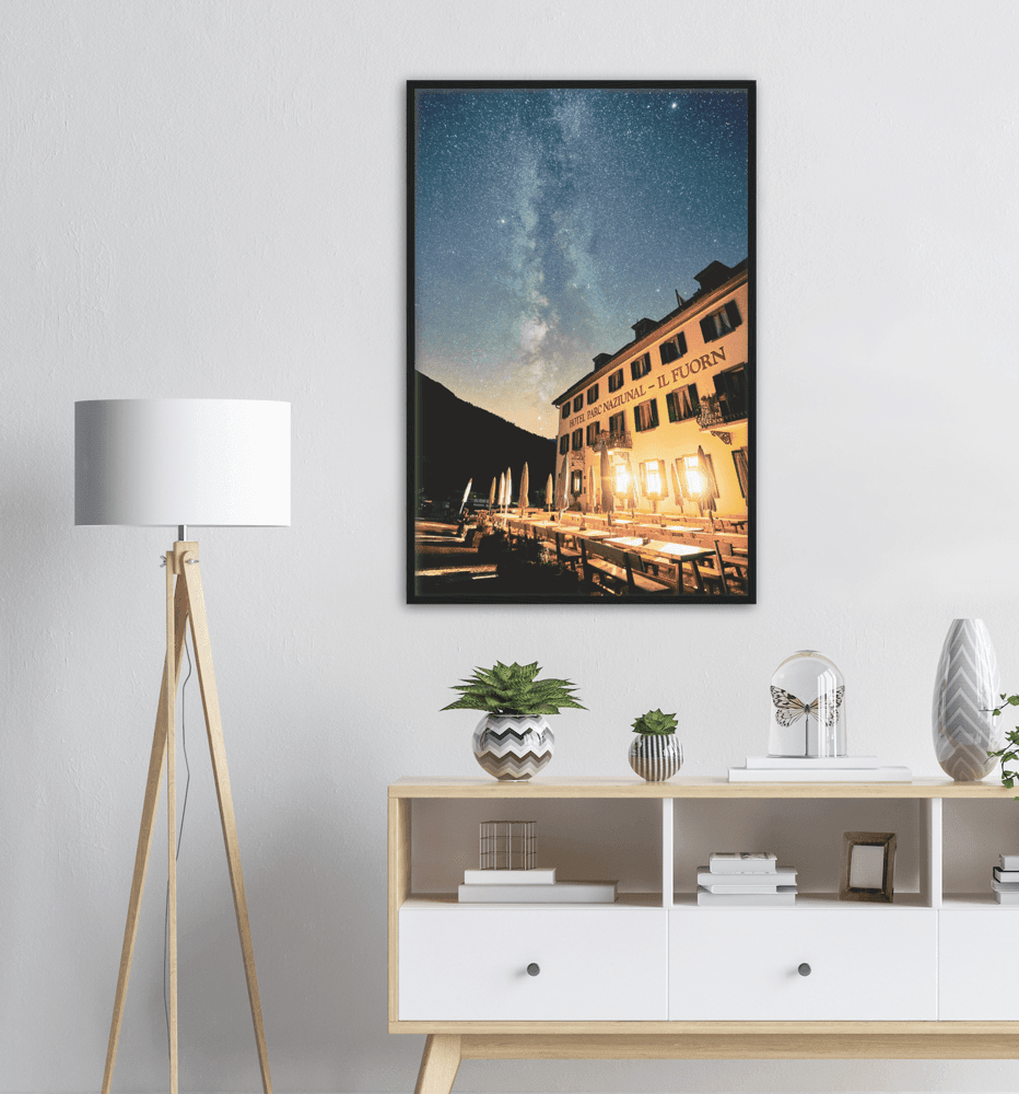 Il Fourn Hotel mit Milchstrasse - Printree.ch einfachschweizer, exklusiv, Foto, Fotografie, Galaxie, landschaft, Poster, Reisen, Schweiz, schweizer alpen, tourismus, Universum