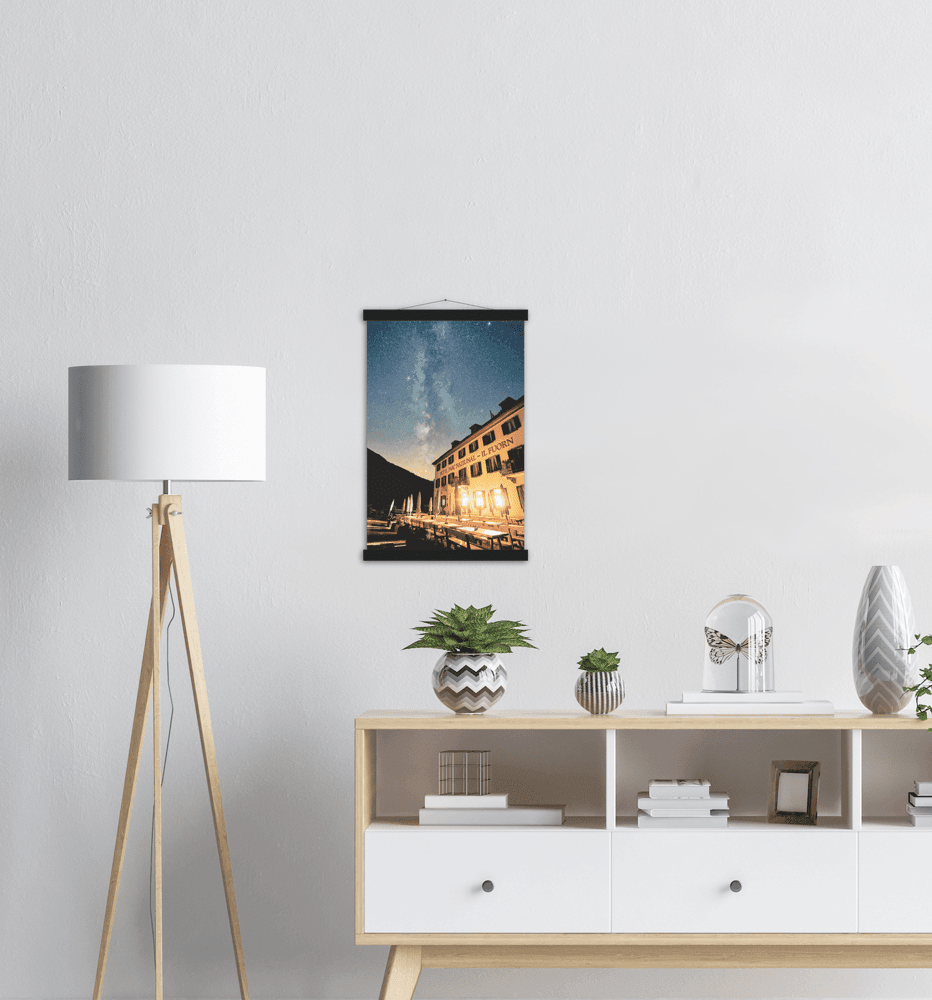 Il Fourn Hotel mit Milchstrasse - Printree.ch einfachschweizer, exklusiv, Foto, Fotografie, Galaxie, landschaft, Poster, Reisen, Schweiz, schweizer alpen, tourismus, Universum