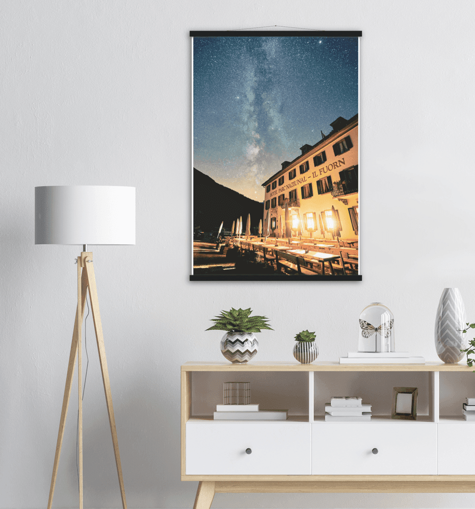 Il Fourn Hotel mit Milchstrasse - Printree.ch einfachschweizer, exklusiv, Foto, Fotografie, Galaxie, landschaft, Poster, Reisen, Schweiz, schweizer alpen, tourismus, Universum