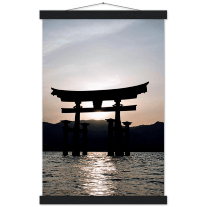 Itsukushima-Schrein - Printree.ch Asien, attraktion, berühmt, blau, buddhismus, buddhistisch, einfachschweizer, exklusiv, Foto, Fotografie, historisch, insel, Japan, landschaft, meer, miyajima, natur, orange, Poster, Reisen, religion, schrein, schwimmend, sonnenaufgang, sonnenuntergang, tor, tourismus, wasser, welt, wolken