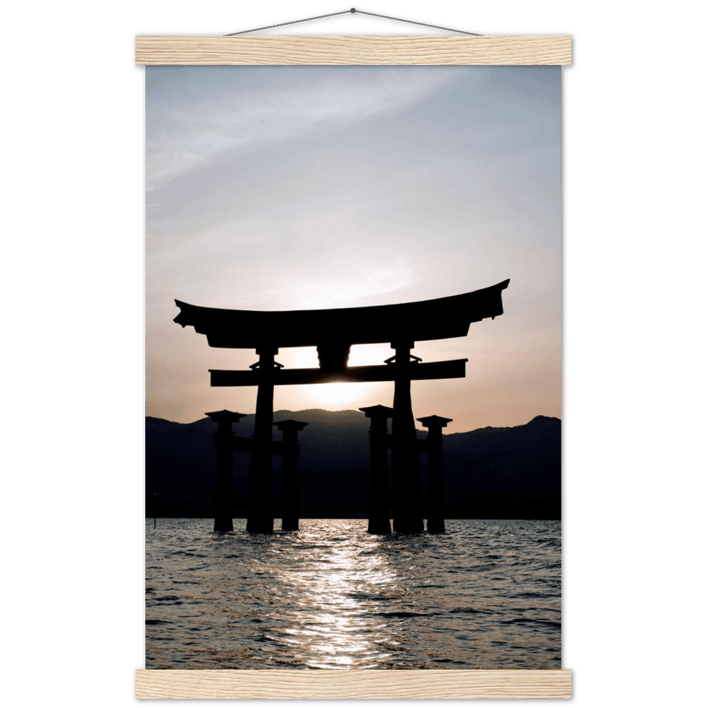 Itsukushima-Schrein - Printree.ch Asien, attraktion, berühmt, blau, buddhismus, buddhistisch, einfachschweizer, exklusiv, Foto, Fotografie, historisch, insel, Japan, landschaft, meer, miyajima, natur, orange, Poster, Reisen, religion, schrein, schwimmend, sonnenaufgang, sonnenuntergang, tor, tourismus, wasser, welt, wolken