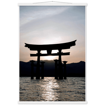 Itsukushima-Schrein - Printree.ch Asien, attraktion, berühmt, blau, buddhismus, buddhistisch, einfachschweizer, exklusiv, Foto, Fotografie, historisch, insel, Japan, landschaft, meer, miyajima, natur, orange, Poster, Reisen, religion, schrein, schwimmend, sonnenaufgang, sonnenuntergang, tor, tourismus, wasser, welt, wolken