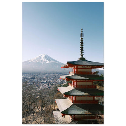 Japanisches Poster: "Majestätischer Fujiyoshida" - Printree.ch Aussichtspunkt, Chureito-Pagode, Foto, Fotografie, Fotospot, Fuji-Berg, Fujiyoshida, Herbstlaub, Japan, japanische Kultur, Kirschblüten, Reisen, Sehenswürdigkeit, unsplash, Yamanashi