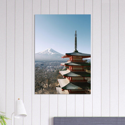 Japanisches Poster: "Majestätischer Fujiyoshida" - Printree.ch Aussichtspunkt, Chureito-Pagode, Foto, Fotografie, Fotospot, Fuji-Berg, Fujiyoshida, Herbstlaub, Japan, japanische Kultur, Kirschblüten, Reisen, Sehenswürdigkeit, unsplash, Yamanashi