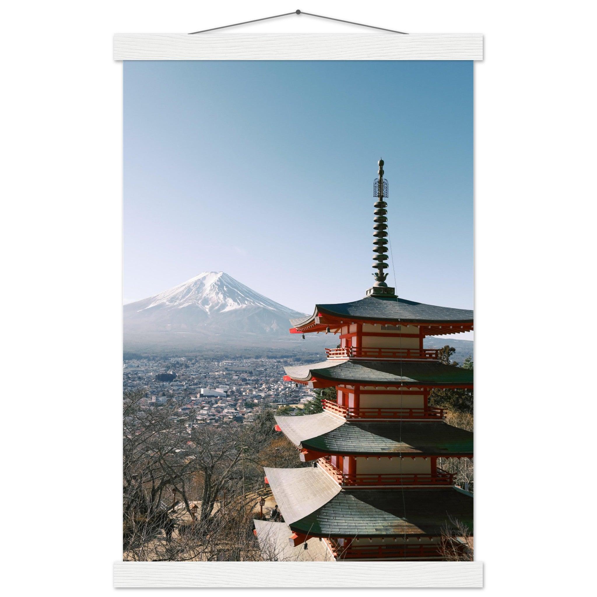 Japanisches Poster: "Majestätischer Fujiyoshida" - Printree.ch Aussichtspunkt, Chureito-Pagode, Foto, Fotografie, Fotospot, Fuji-Berg, Fujiyoshida, Herbstlaub, Japan, japanische Kultur, Kirschblüten, Reisen, Sehenswürdigkeit, unsplash, Yamanashi