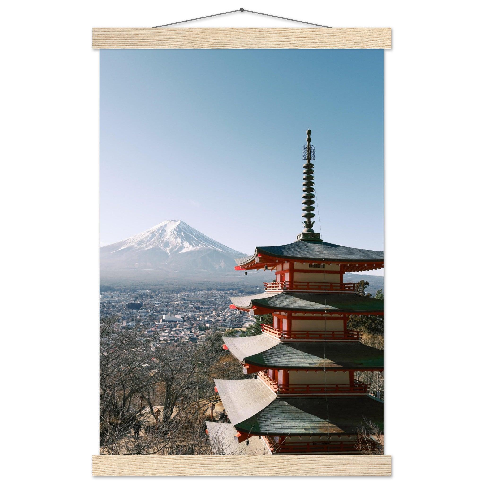 Japanisches Poster: "Majestätischer Fujiyoshida" - Printree.ch Aussichtspunkt, Chureito-Pagode, Foto, Fotografie, Fotospot, Fuji-Berg, Fujiyoshida, Herbstlaub, Japan, japanische Kultur, Kirschblüten, Reisen, Sehenswürdigkeit, unsplash, Yamanashi