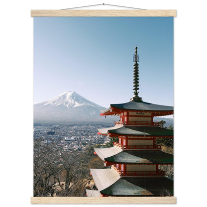 Japanisches Poster: "Majestätischer Fujiyoshida" - Printree.ch Aussichtspunkt, Chureito-Pagode, Foto, Fotografie, Fotospot, Fuji-Berg, Fujiyoshida, Herbstlaub, Japan, japanische Kultur, Kirschblüten, Reisen, Sehenswürdigkeit, unsplash, Yamanashi