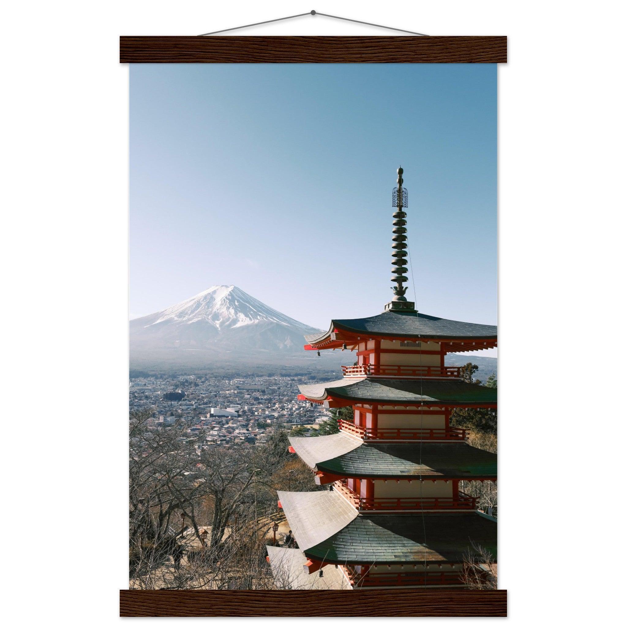 Japanisches Poster: "Majestätischer Fujiyoshida" - Printree.ch Aussichtspunkt, Chureito-Pagode, Foto, Fotografie, Fotospot, Fuji-Berg, Fujiyoshida, Herbstlaub, Japan, japanische Kultur, Kirschblüten, Reisen, Sehenswürdigkeit, unsplash, Yamanashi