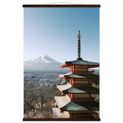 Japanisches Poster: "Majestätischer Fujiyoshida" - Printree.ch Aussichtspunkt, Chureito-Pagode, Foto, Fotografie, Fotospot, Fuji-Berg, Fujiyoshida, Herbstlaub, Japan, japanische Kultur, Kirschblüten, Reisen, Sehenswürdigkeit, unsplash, Yamanashi