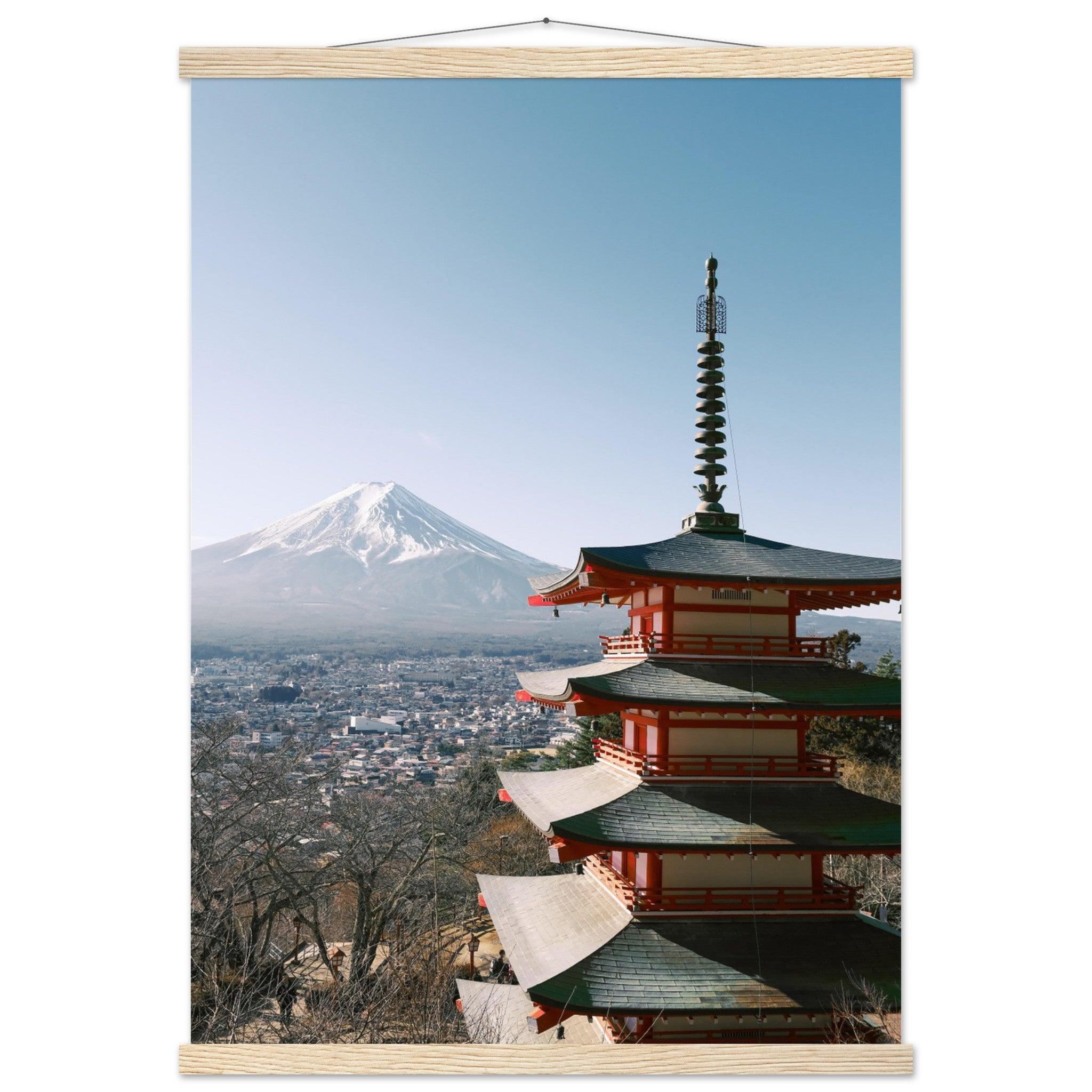 Japanisches Poster: "Majestätischer Fujiyoshida" - Printree.ch Aussichtspunkt, Chureito-Pagode, Foto, Fotografie, Fotospot, Fuji-Berg, Fujiyoshida, Herbstlaub, Japan, japanische Kultur, Kirschblüten, Reisen, Sehenswürdigkeit, unsplash, Yamanashi