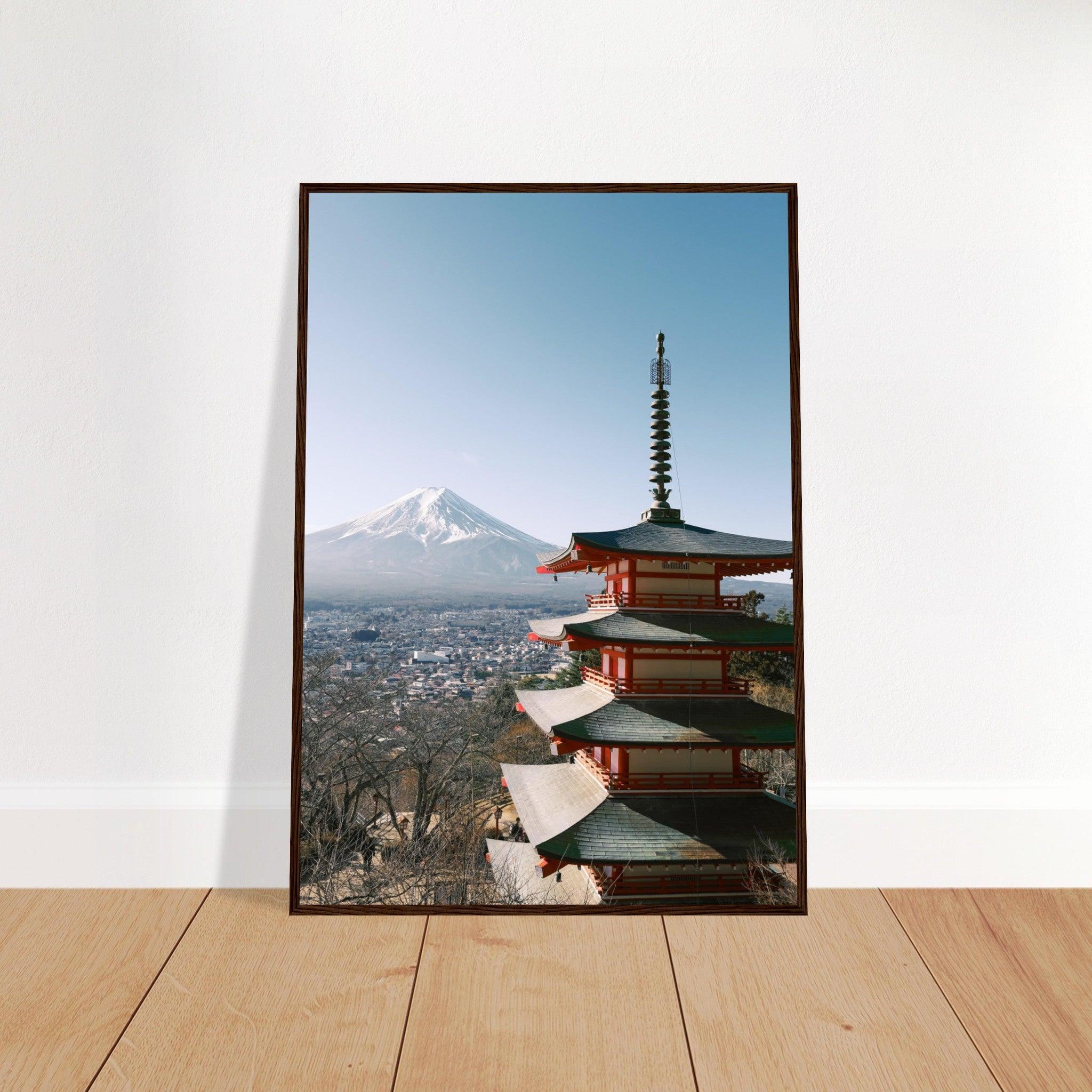 Japanisches Poster: "Majestätischer Fujiyoshida" - Printree.ch Aussichtspunkt, Chureito-Pagode, Foto, Fotografie, Fotospot, Fuji-Berg, Fujiyoshida, Herbstlaub, Japan, japanische Kultur, Kirschblüten, Reisen, Sehenswürdigkeit, unsplash, Yamanashi