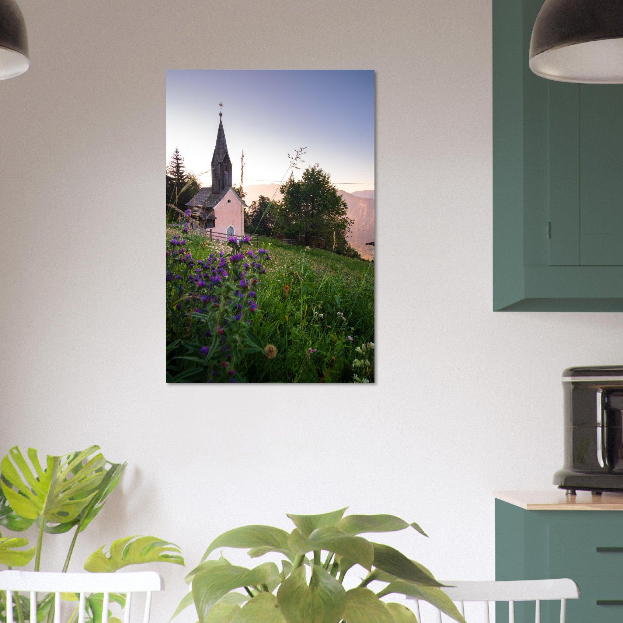 Kirche in den Alpen Poster - Printree.ch Alpenregion, Architektur, Foto, Fotografie, Gottesdienst, historisch, Kirche, Kultur, Kärnten, Reisen, Religion, Sakralbau, Sehenswürdigkeit, unsplash, Österreich