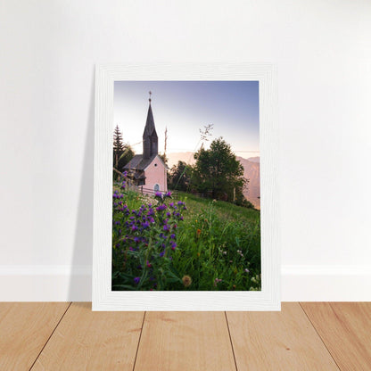 Kirche in den Alpen Poster - Printree.ch Alpenregion, Architektur, Foto, Fotografie, Gottesdienst, historisch, Kirche, Kultur, Kärnten, Reisen, Religion, Sakralbau, Sehenswürdigkeit, unsplash, Österreich