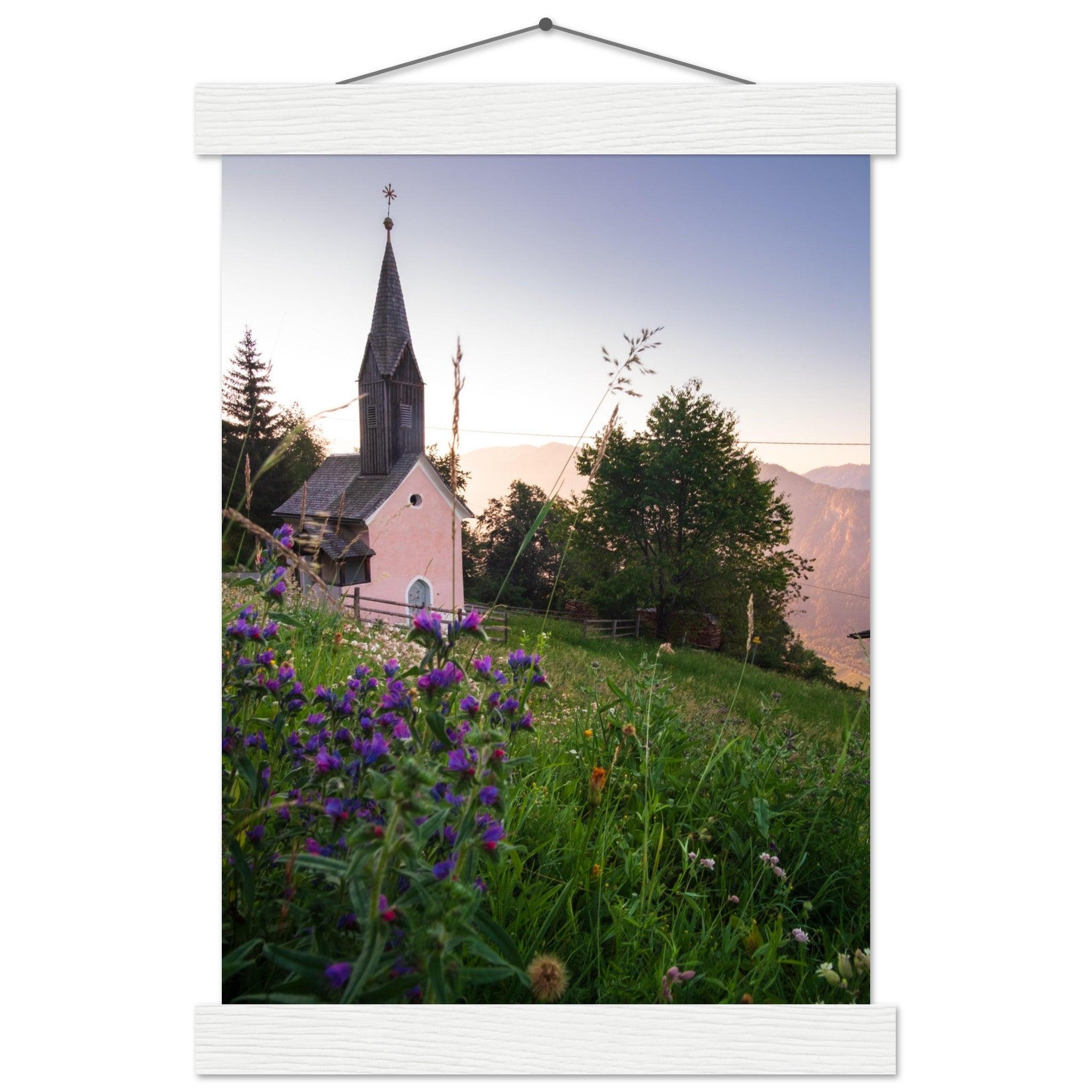 Kirche in den Alpen Poster - Printree.ch Alpenregion, Architektur, Foto, Fotografie, Gottesdienst, historisch, Kirche, Kultur, Kärnten, Reisen, Religion, Sakralbau, Sehenswürdigkeit, unsplash, Österreich