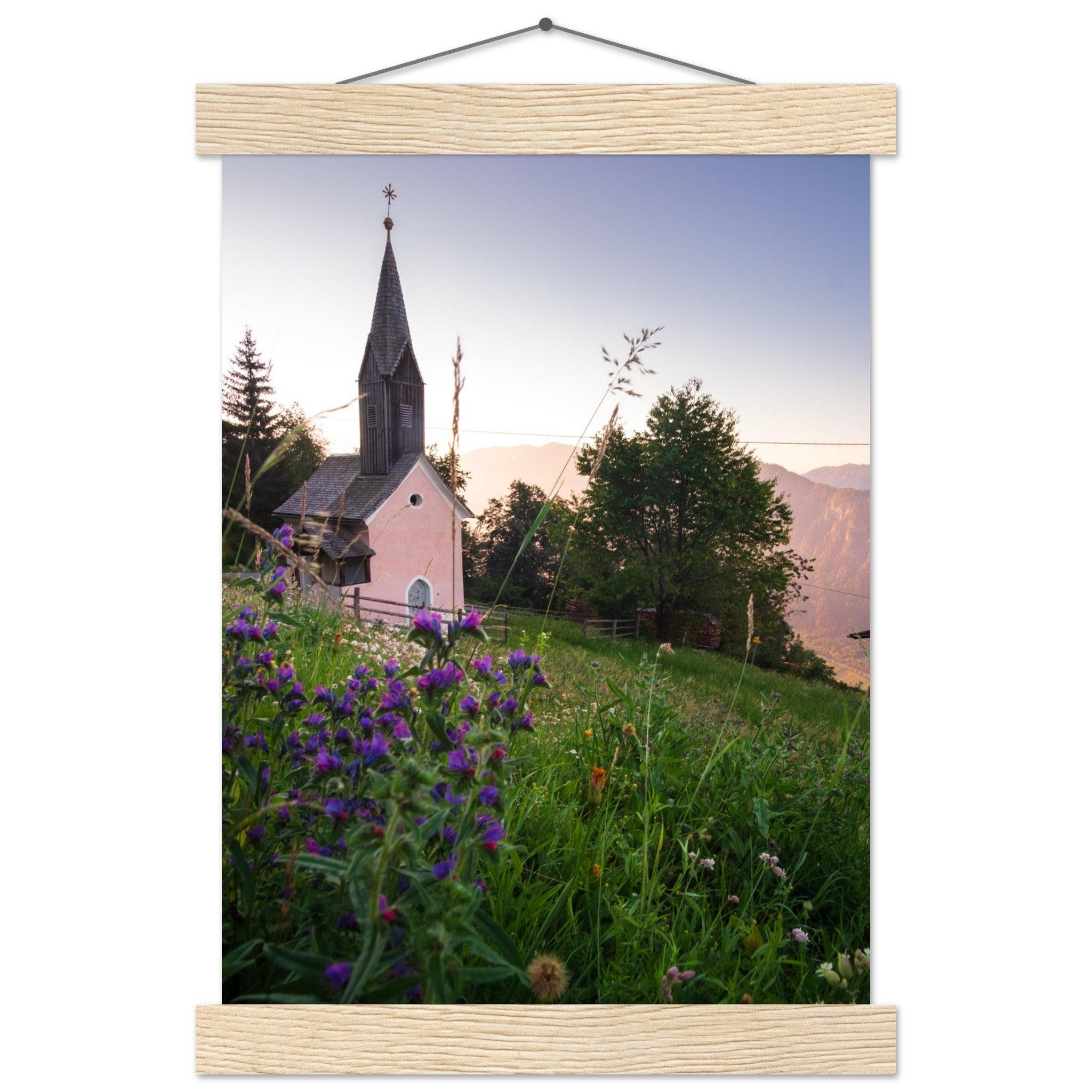 Kirche in den Alpen Poster - Printree.ch Alpenregion, Architektur, Foto, Fotografie, Gottesdienst, historisch, Kirche, Kultur, Kärnten, Reisen, Religion, Sakralbau, Sehenswürdigkeit, unsplash, Österreich