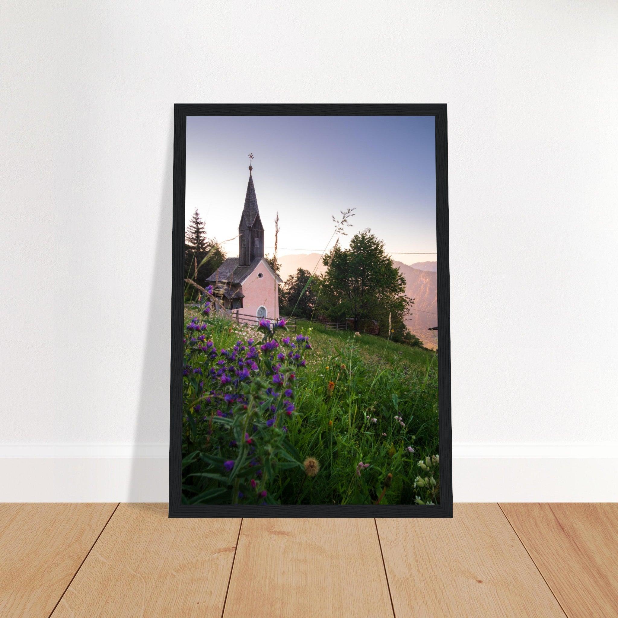 Kirche in den Alpen Poster - Printree.ch Alpenregion, Architektur, Foto, Fotografie, Gottesdienst, historisch, Kirche, Kultur, Kärnten, Reisen, Religion, Sakralbau, Sehenswürdigkeit, unsplash, Österreich