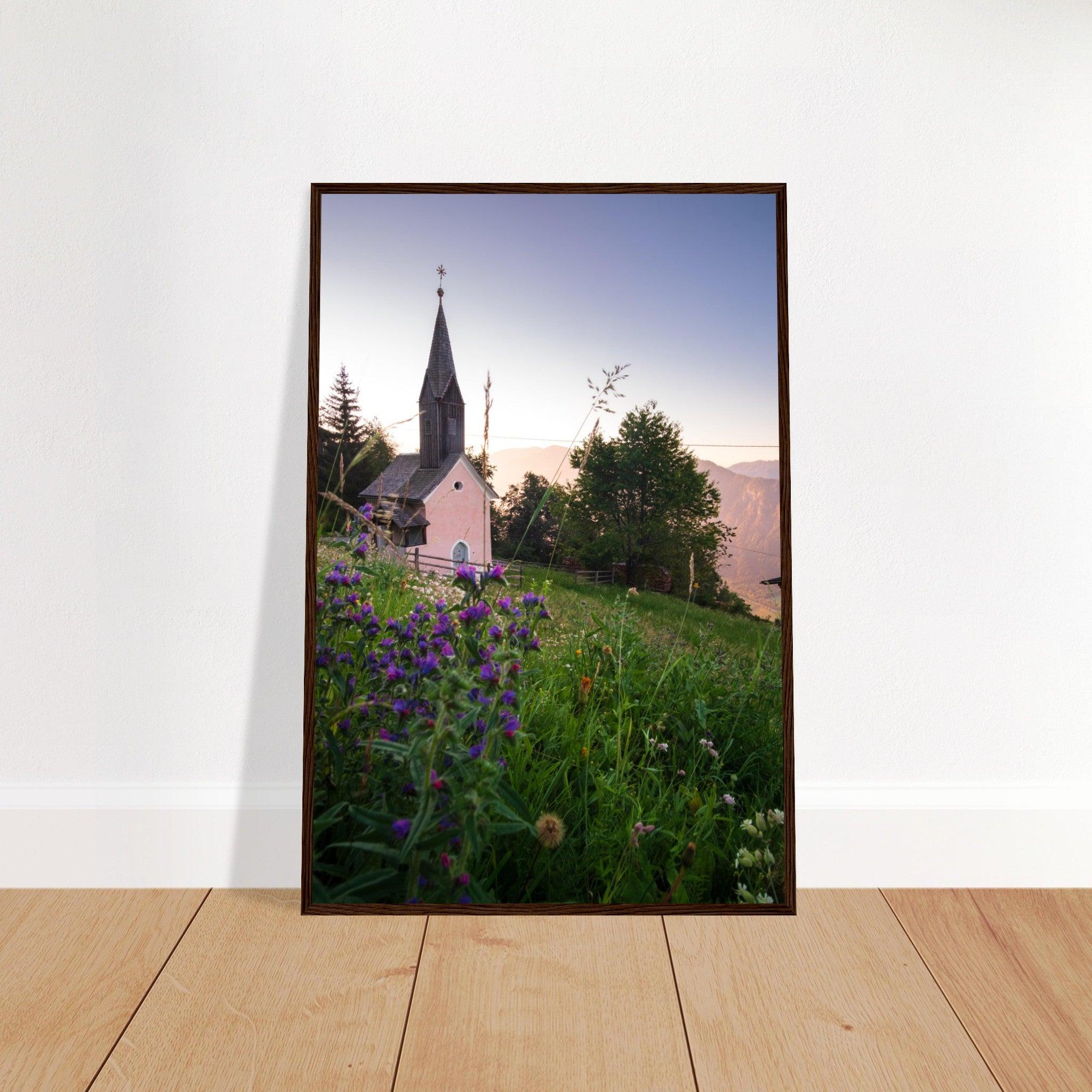 Kirche in den Alpen Poster - Printree.ch Alpenregion, Architektur, Foto, Fotografie, Gottesdienst, historisch, Kirche, Kultur, Kärnten, Reisen, Religion, Sakralbau, Sehenswürdigkeit, unsplash, Österreich