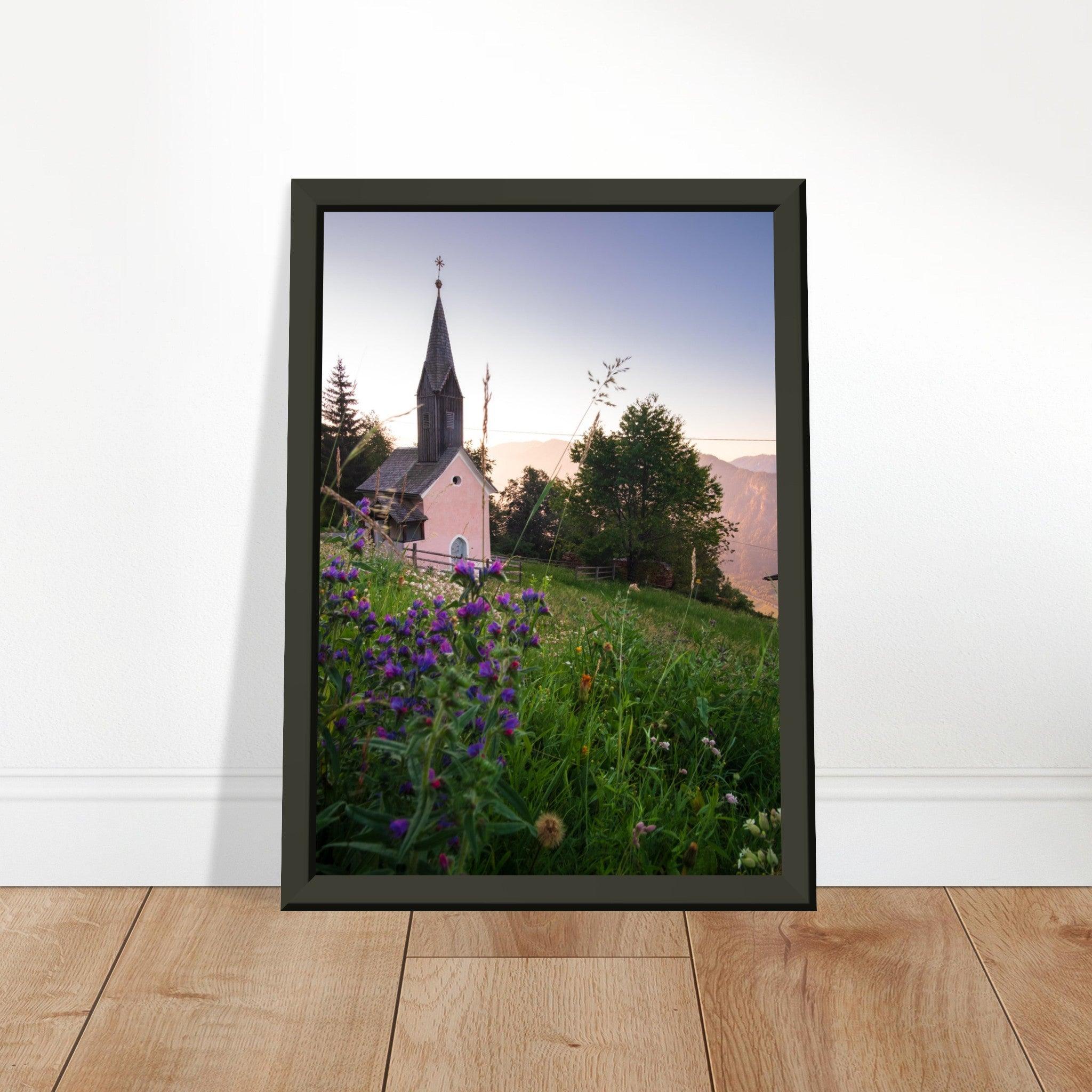 Kirche in den Alpen Poster - Printree.ch Alpenregion, Architektur, Foto, Fotografie, Gottesdienst, historisch, Kirche, Kultur, Kärnten, Reisen, Religion, Sakralbau, Sehenswürdigkeit, unsplash, Österreich