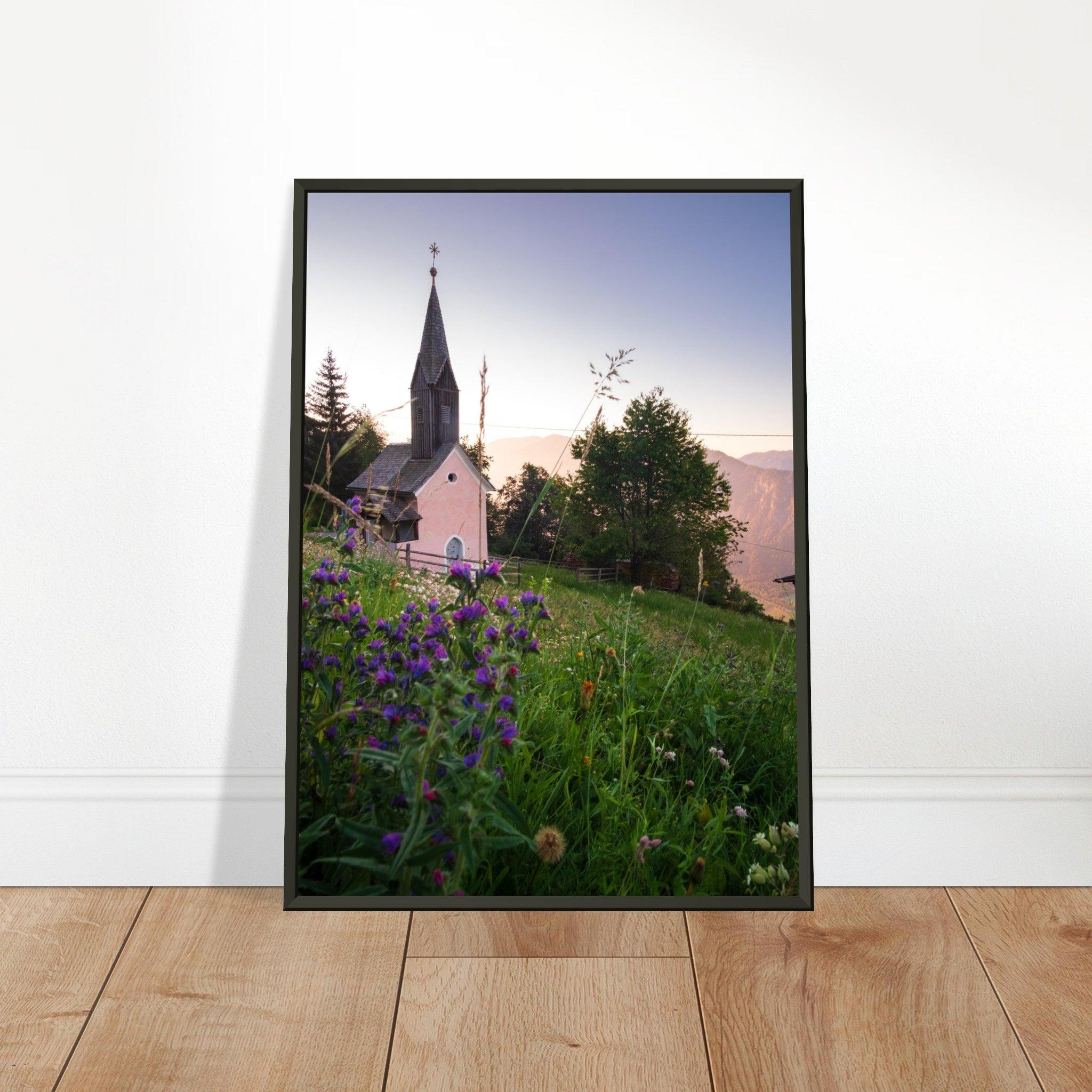 Kirche in den Alpen Poster - Printree.ch Alpenregion, Architektur, Foto, Fotografie, Gottesdienst, historisch, Kirche, Kultur, Kärnten, Reisen, Religion, Sakralbau, Sehenswürdigkeit, unsplash, Österreich