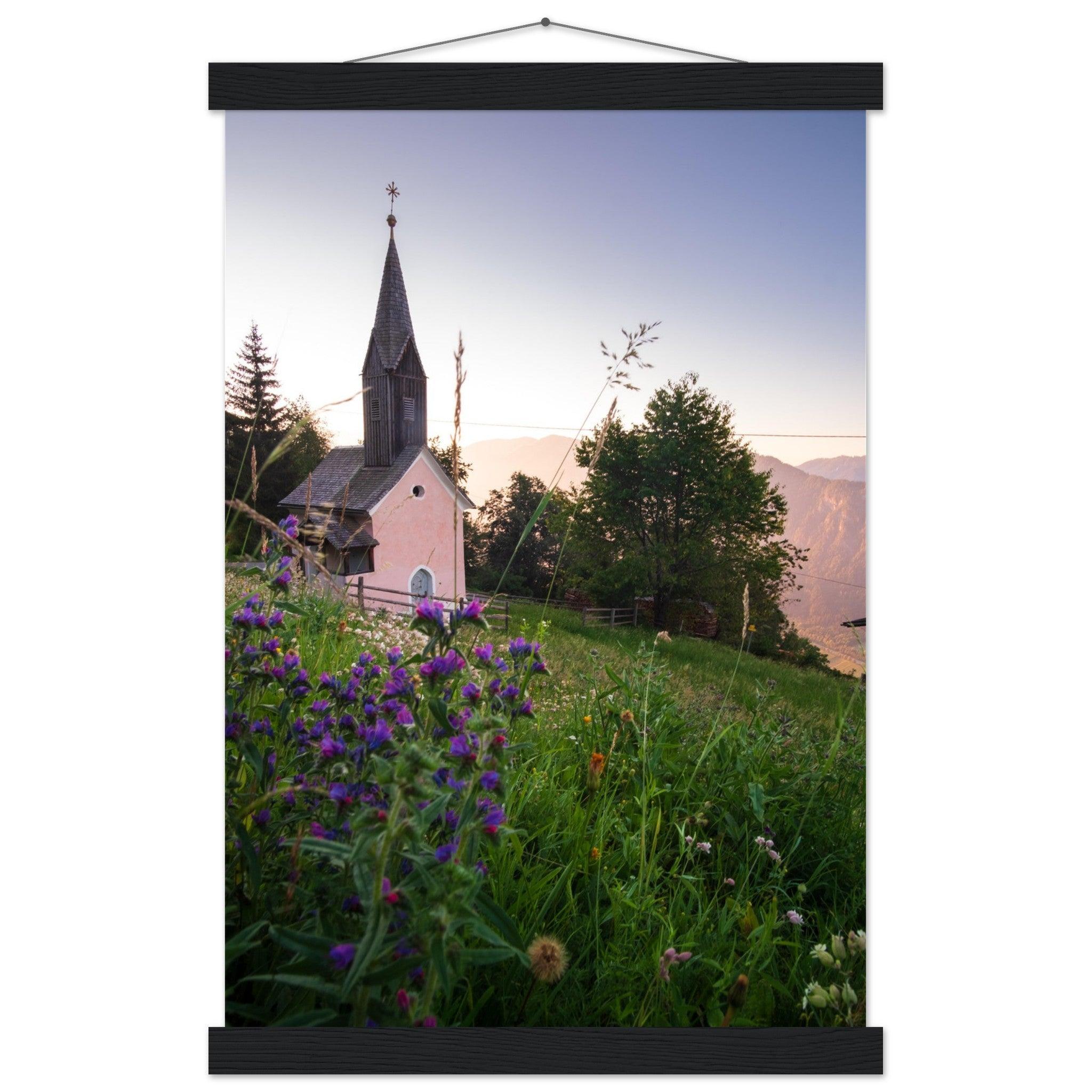 Kirche in den Alpen Poster - Printree.ch Alpenregion, Architektur, Foto, Fotografie, Gottesdienst, historisch, Kirche, Kultur, Kärnten, Reisen, Religion, Sakralbau, Sehenswürdigkeit, unsplash, Österreich