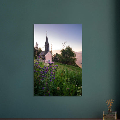 Kirche in den Alpen Poster - Printree.ch Alpenregion, Architektur, Foto, Fotografie, Gottesdienst, historisch, Kirche, Kultur, Kärnten, Reisen, Religion, Sakralbau, Sehenswürdigkeit, unsplash, Österreich