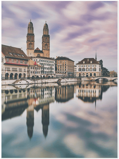 Limmat mit Grossmünster - Printree.ch architektur, attraktion, berühmt, eifach-züri, einfachschweizer, europa, exklusiv, fluss, Foto, Fotografie, haus, historisch, kathedrale, kirche, landschaft, panorama, Poster, reise, stadt, straße, tour, tourismus, Vertikal, zentrum, zurichby.ch, zürich