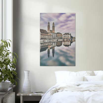 Limmat mit Grossmünster - Printree.ch architektur, attraktion, berühmt, eifach-züri, einfachschweizer, europa, exklusiv, fluss, Foto, Fotografie, haus, historisch, kathedrale, kirche, landschaft, panorama, Poster, reise, stadt, straße, tour, tourismus, Vertikal, zentrum, zurichby.ch, zürich