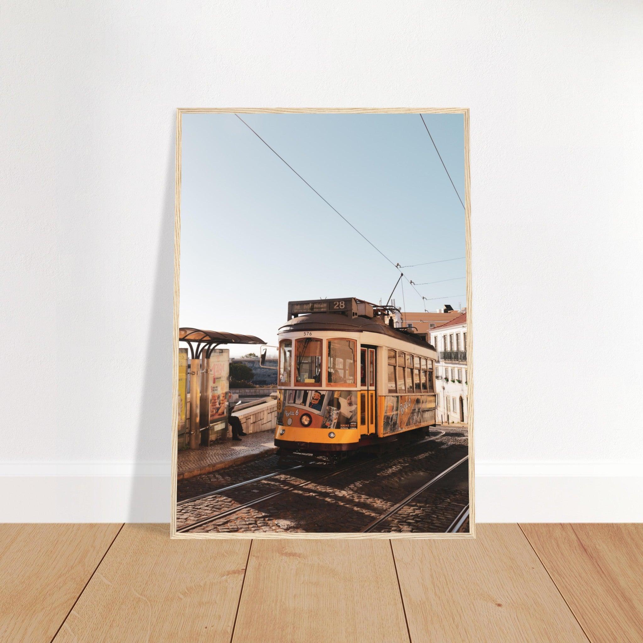 Lissabon's Straßenbahn Poster - Printree.ch Bahn, Foto, Fotografie, issabon, Metro, Nahverkehr, Portugal, Reisen, Sehenswürdigkeiten, Stadtbahn, Straßenbahn, Transport, unsplash, urban, öffentlicher Verkehr