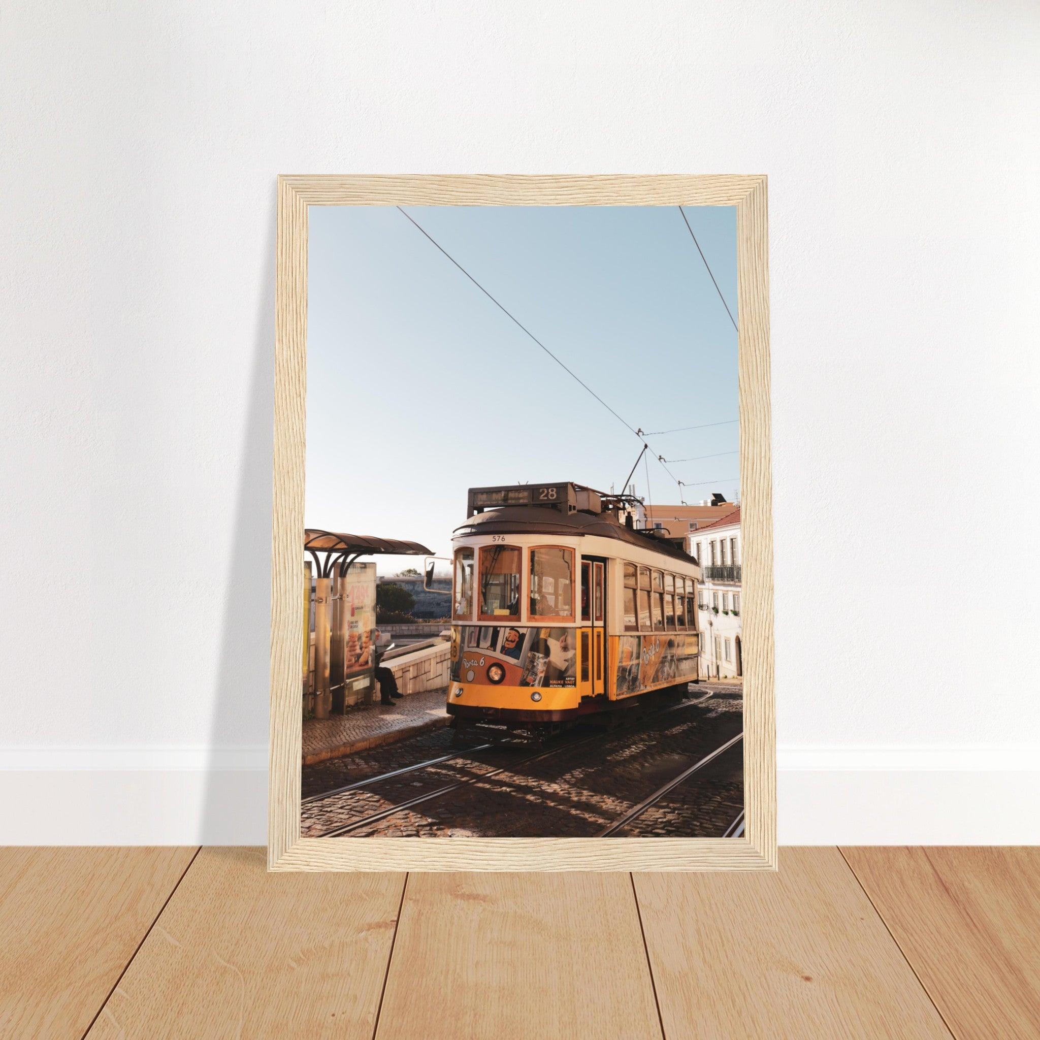 Lissabon's Straßenbahn Poster - Printree.ch Bahn, Foto, Fotografie, issabon, Metro, Nahverkehr, Portugal, Reisen, Sehenswürdigkeiten, Stadtbahn, Straßenbahn, Transport, unsplash, urban, öffentlicher Verkehr