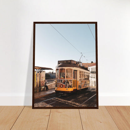 Lissabon's Straßenbahn Poster - Printree.ch Bahn, Foto, Fotografie, issabon, Metro, Nahverkehr, Portugal, Reisen, Sehenswürdigkeiten, Stadtbahn, Straßenbahn, Transport, unsplash, urban, öffentlicher Verkehr