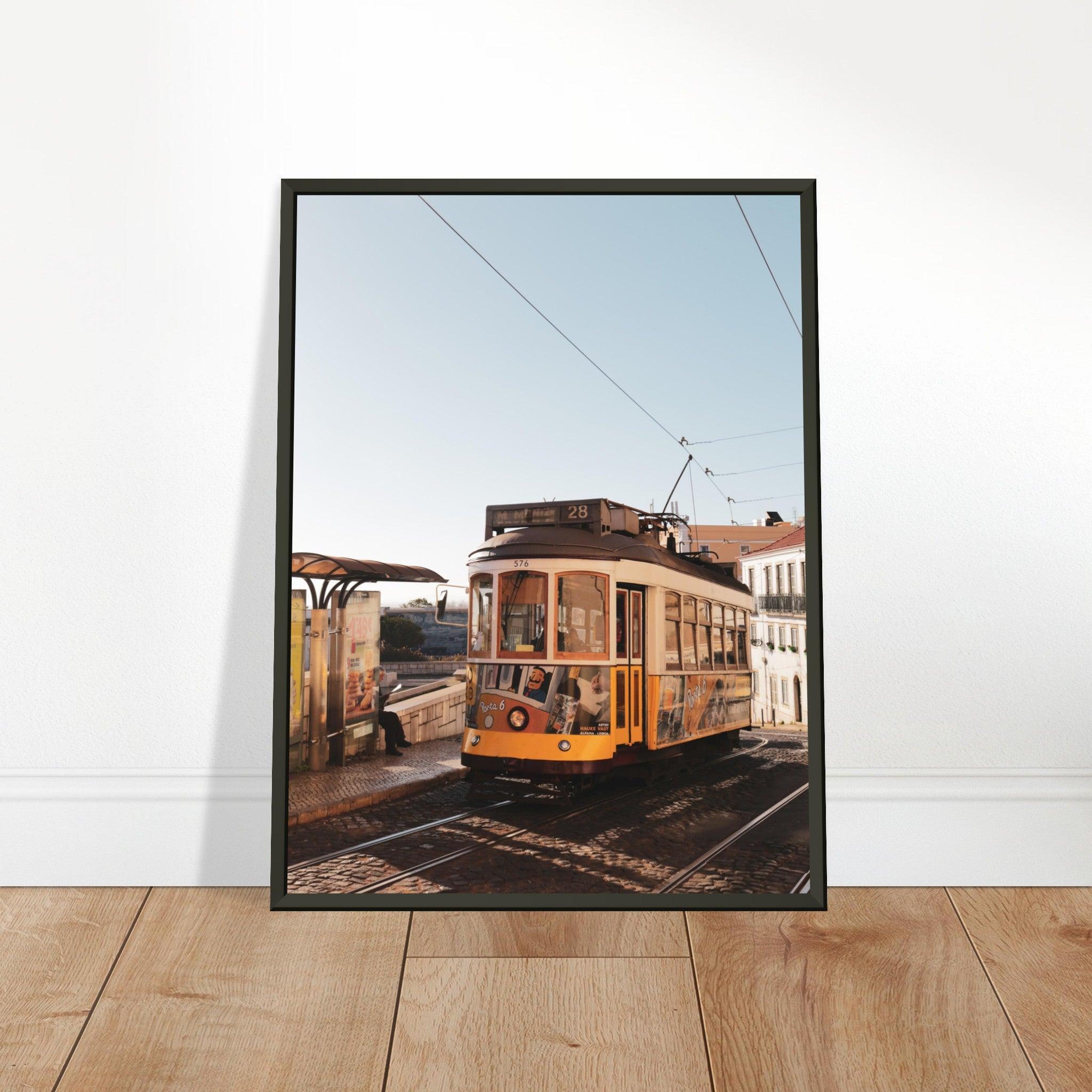 Lissabon's Straßenbahn Poster - Printree.ch Bahn, Foto, Fotografie, issabon, Metro, Nahverkehr, Portugal, Reisen, Sehenswürdigkeiten, Stadtbahn, Straßenbahn, Transport, unsplash, urban, öffentlicher Verkehr